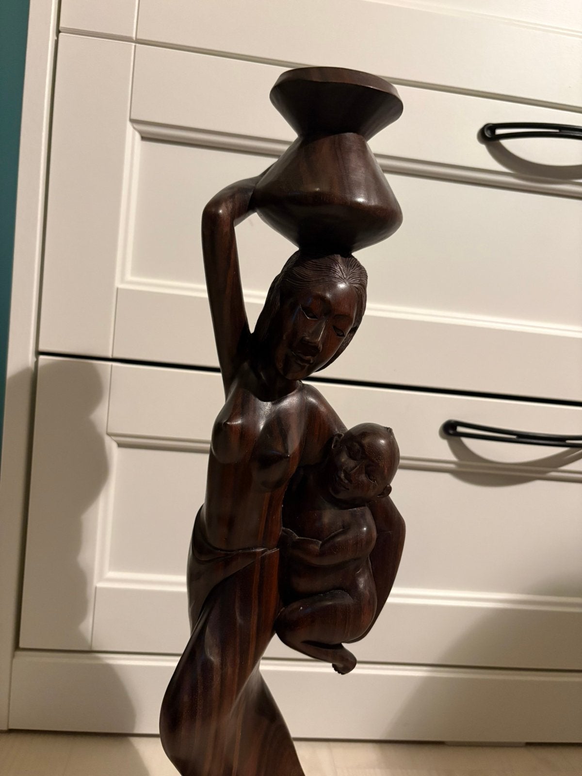 houten beeld vrouw met baby en kruik, Antiek en Kunst, Ophalen of Verzenden