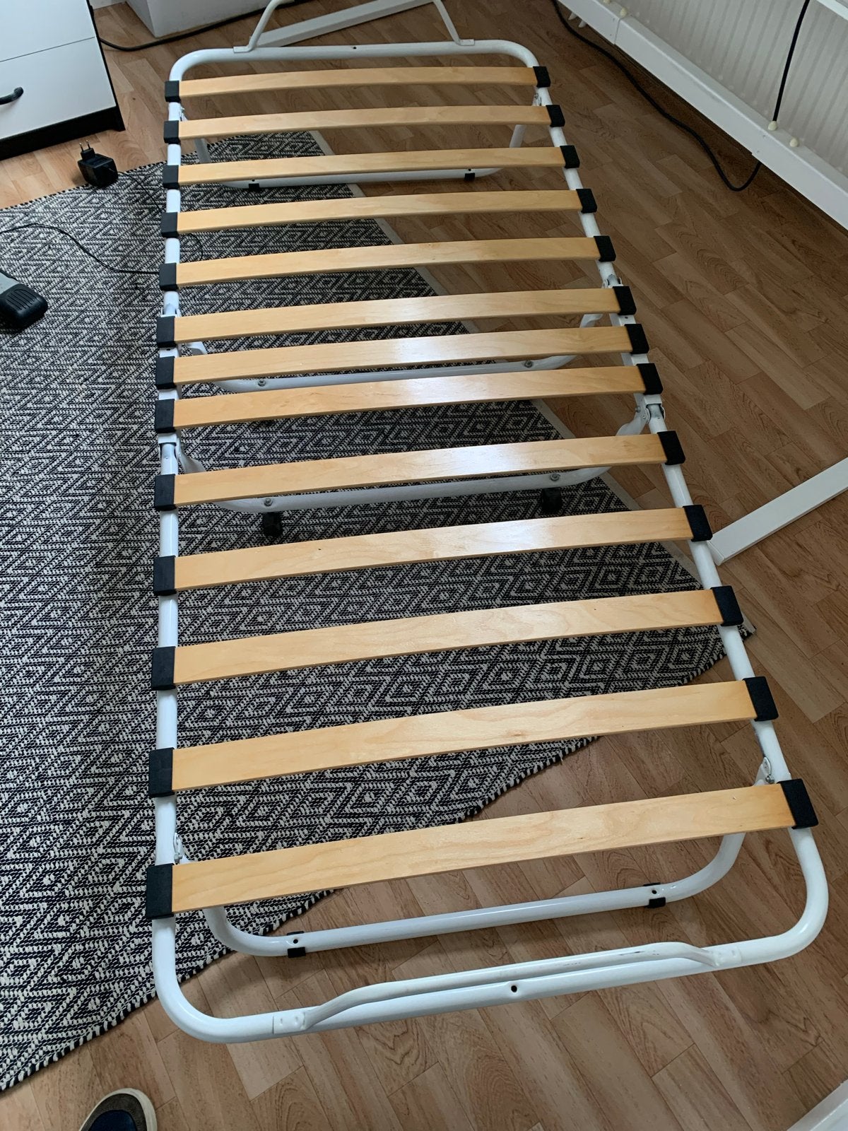 Opvouwbaar eenpersoonsbed met lattenbodem en matras, Huis en Inrichting, Ophalen, Eenpersoons, Wit, 80 cm