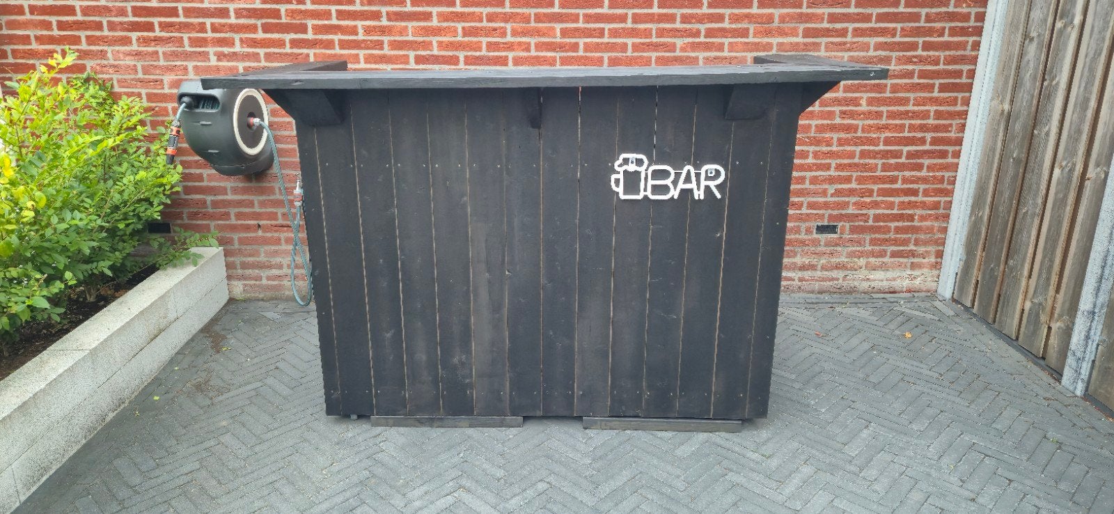 Robuuste buitenbar van zwart gebeitst hout op wielen, Ophalen, Gebruikt