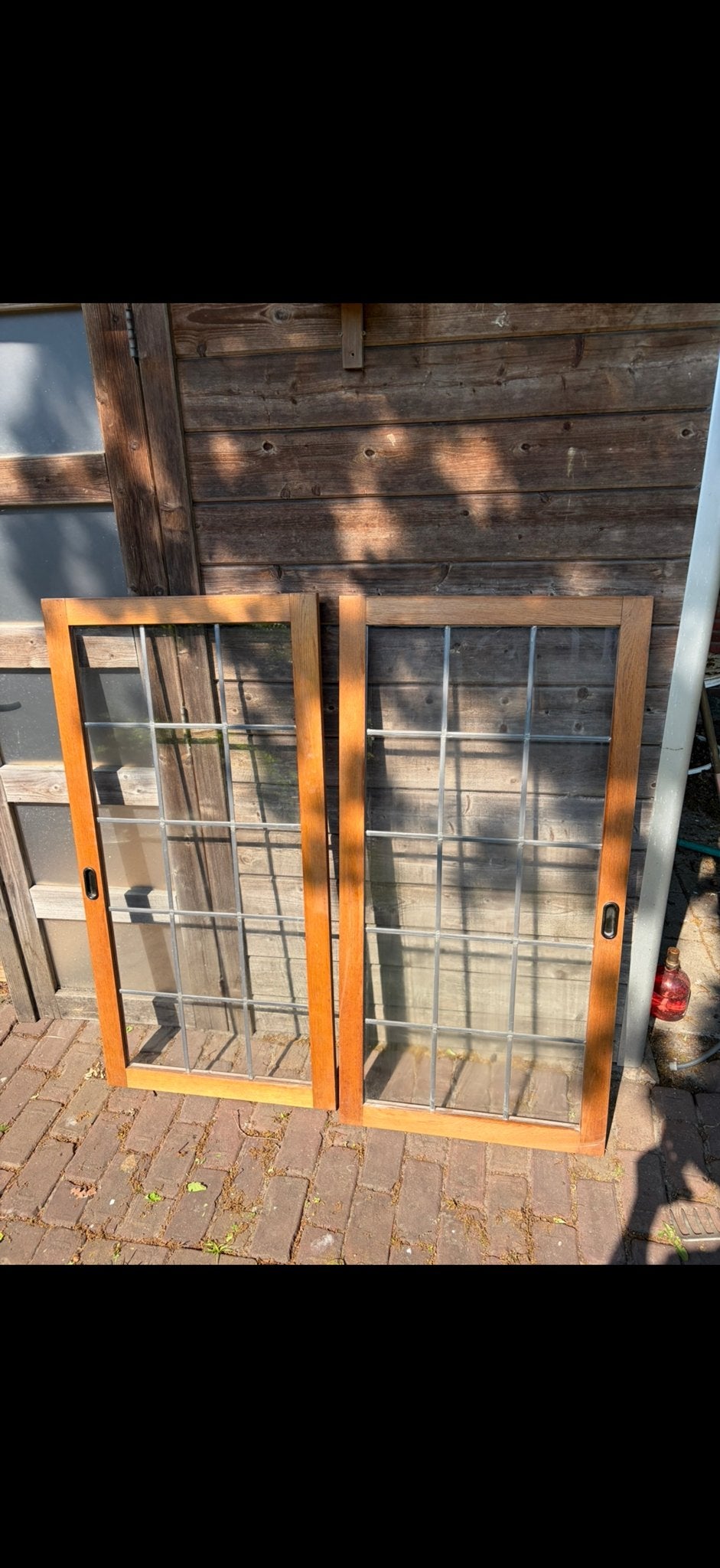 Twee antieke houten ramen met roedeverdeling, Doe-het-zelf en Verbouw, Glas en Ramen, Ophalen, Gevelraam of Ruit, Gebruikt, 80 tot 120 cm