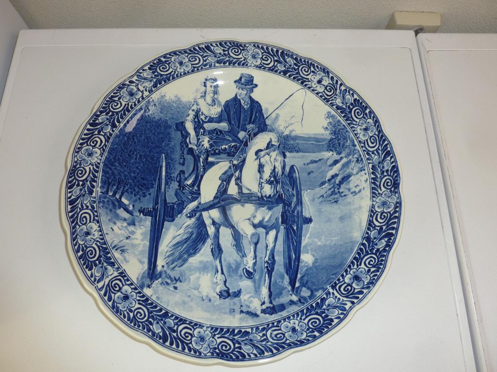 Groot Delfts blauw wandbord. Het bruidspaar., Ophalen of Verzenden
