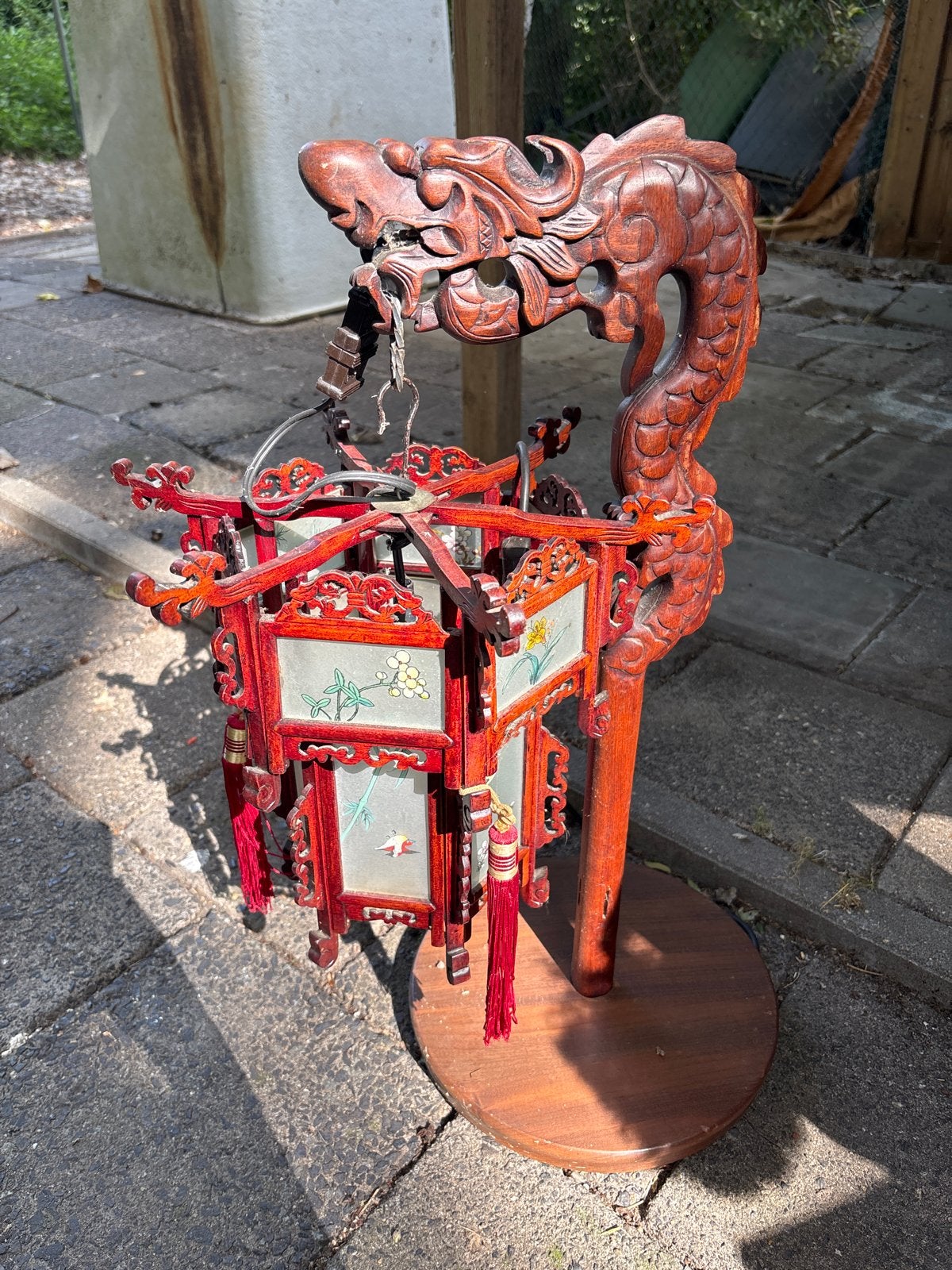 Unieke Chinese lantaarnlamp van hout met glas en draak, Ophalen