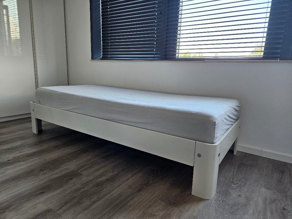 AUPING Auronde Wit eenpersoonsbed (mag weg met matras), Huis en Inrichting, Slaapkamer | Bedden, Verstelbaar, 90 cm, Eenpersoons