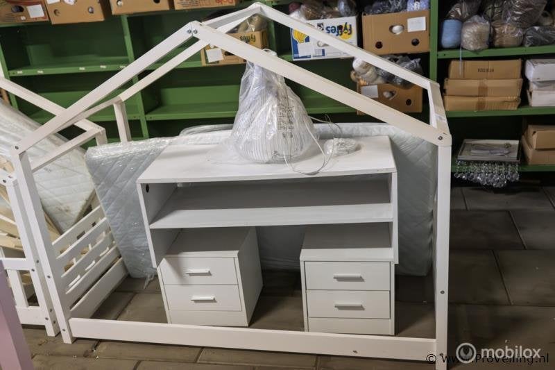 Online Veiling: Bed incl. lattenboden en matras, tafel & ...