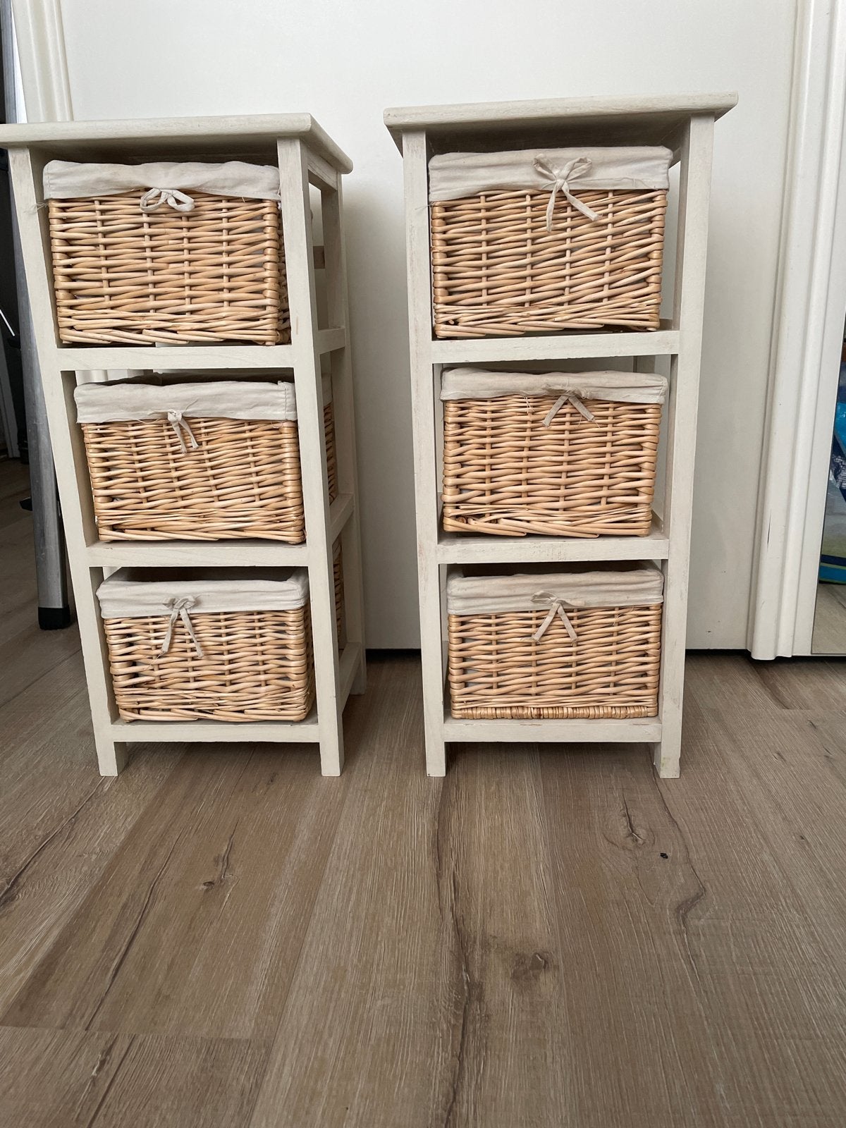 Twee nachtkastjes met rieten mandjes en stoffen voering, Ophalen, Overige materialen, Gebruikt, Minder dan 45 cm