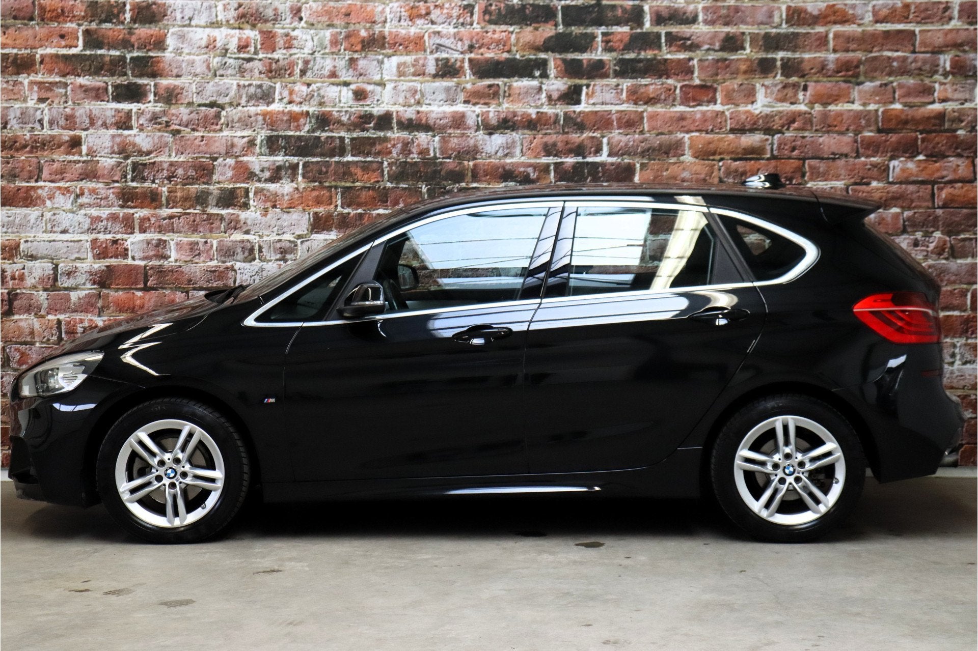 BMW 2 Serie Active Tourer 218i Executive M Sport Pakket Auto, 136 pk, Gebruikt, Alcantara, Zwart