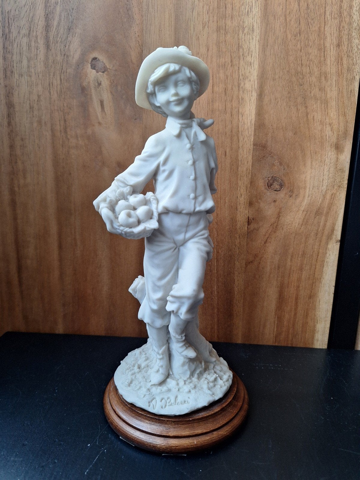 Auro Belcari beeldje "boy with the fruit basket", Verzamelen, Ophalen of Verzenden, Gebruikt, Mens