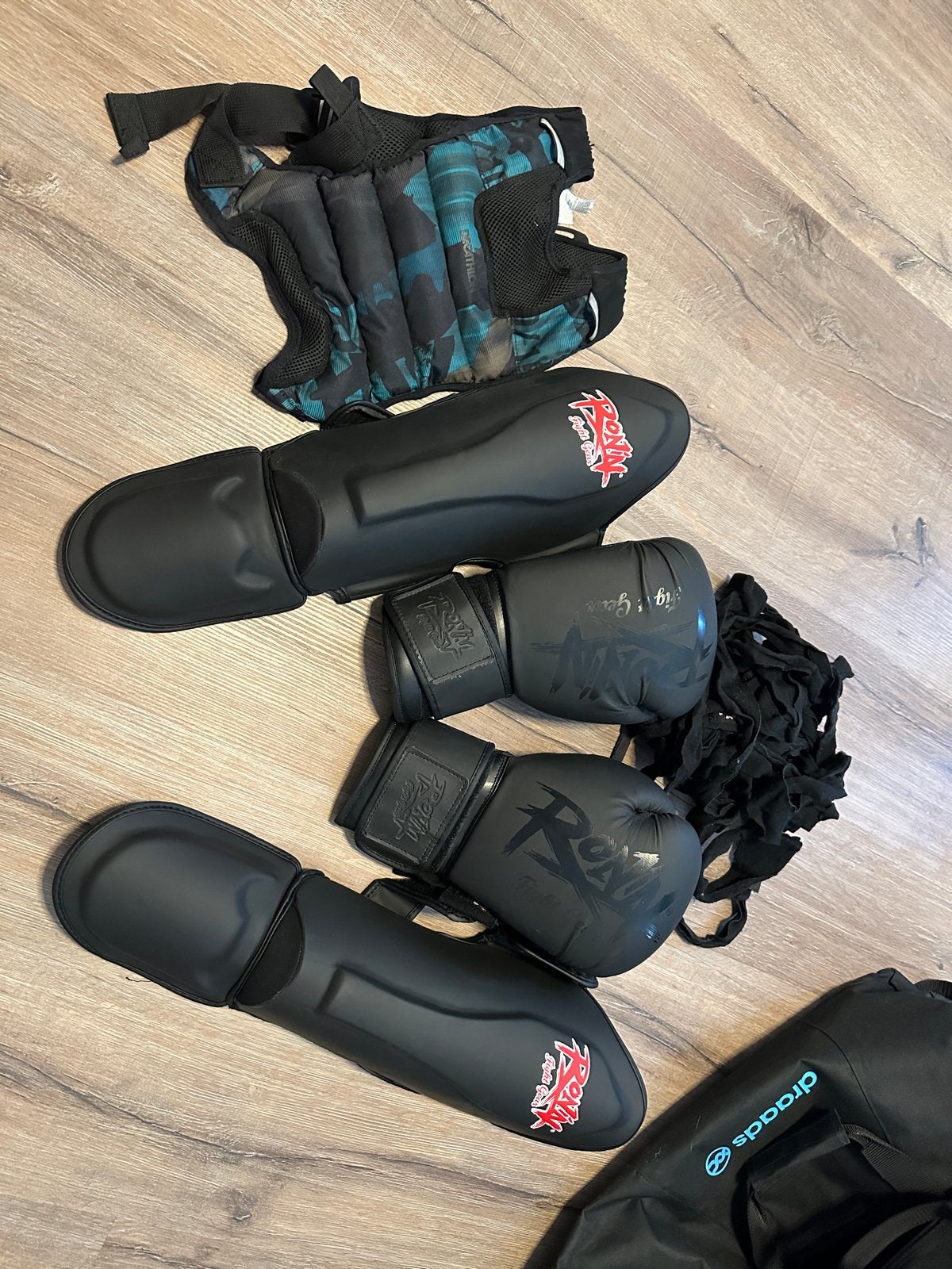 Ronin Kickboksen Set - Handschoenen, Scheenbeschermers, Vest, Ophalen, Gebruikt, Overige, Vechtsportbescherming