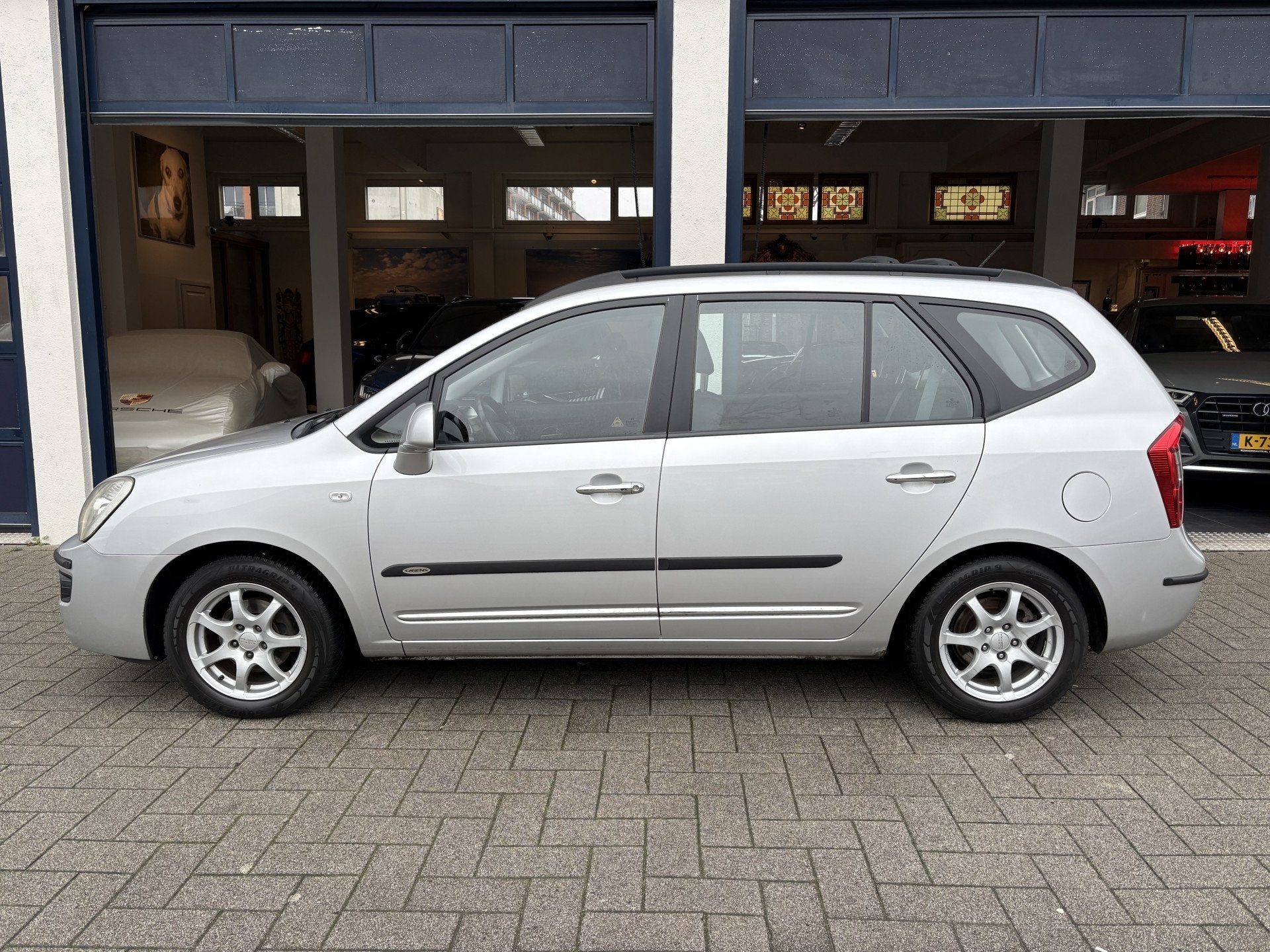 Kia Carens 2.0 CVVT X-ecutive CLIMA/AIRCO/NL AUTO (bj 2010), Voorwielaandrijving, Gebruikt, 4 cilinders, 700 kg