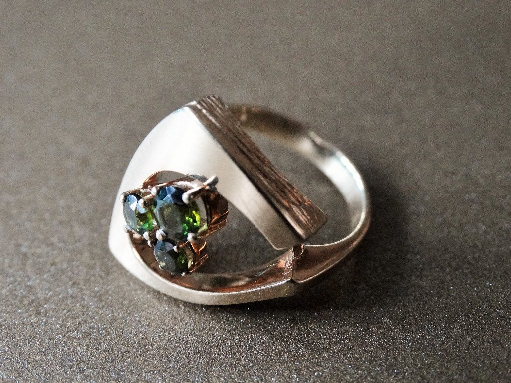 14 karaat gouden ring 3x tourmalijn toermalijn, designring, Gebruikt, Verzenden, 17 tot 18, Met edelsteen