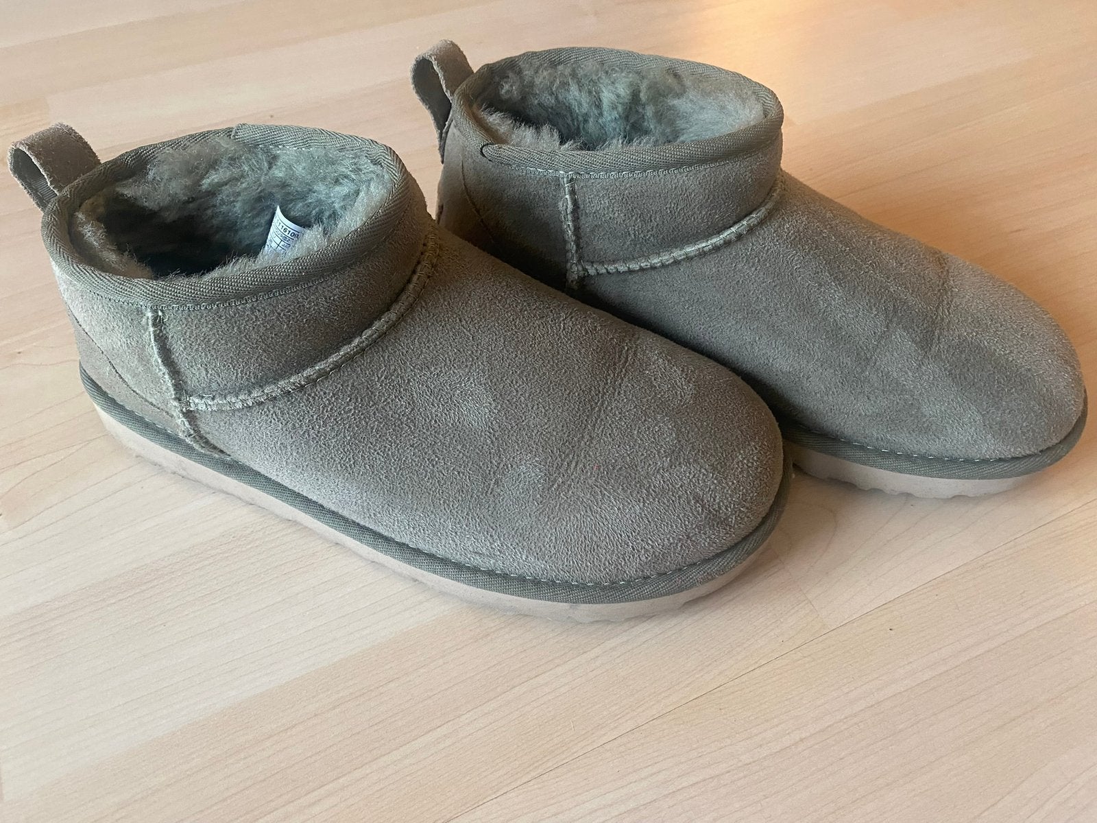 UGG Mini Boots (maat 38), Kleding | Dames, Schoenen, Instappers, Ophalen of Verzenden, Zo goed als nieuw, Groen