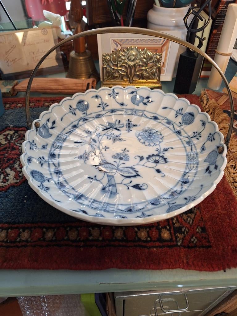 Antieke Meissen uien schaal koperen greep bloem blauw wit, Ophalen of Verzenden