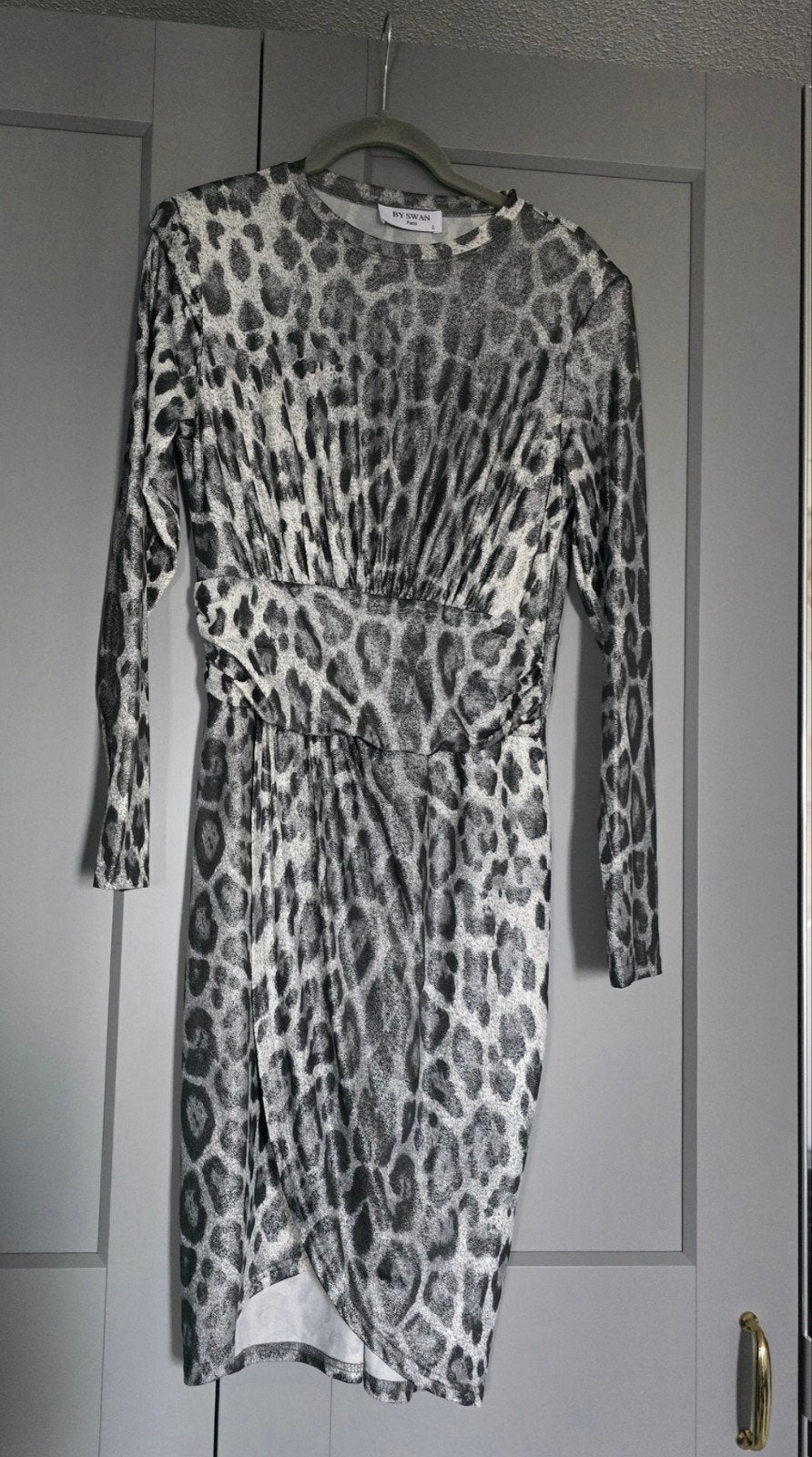 Splinternieuwe By Swan Paris jurk met luipaardprint, Kleding | Dames, Verzenden, Maat 42/44 (L), Nieuw, By Swan Paris