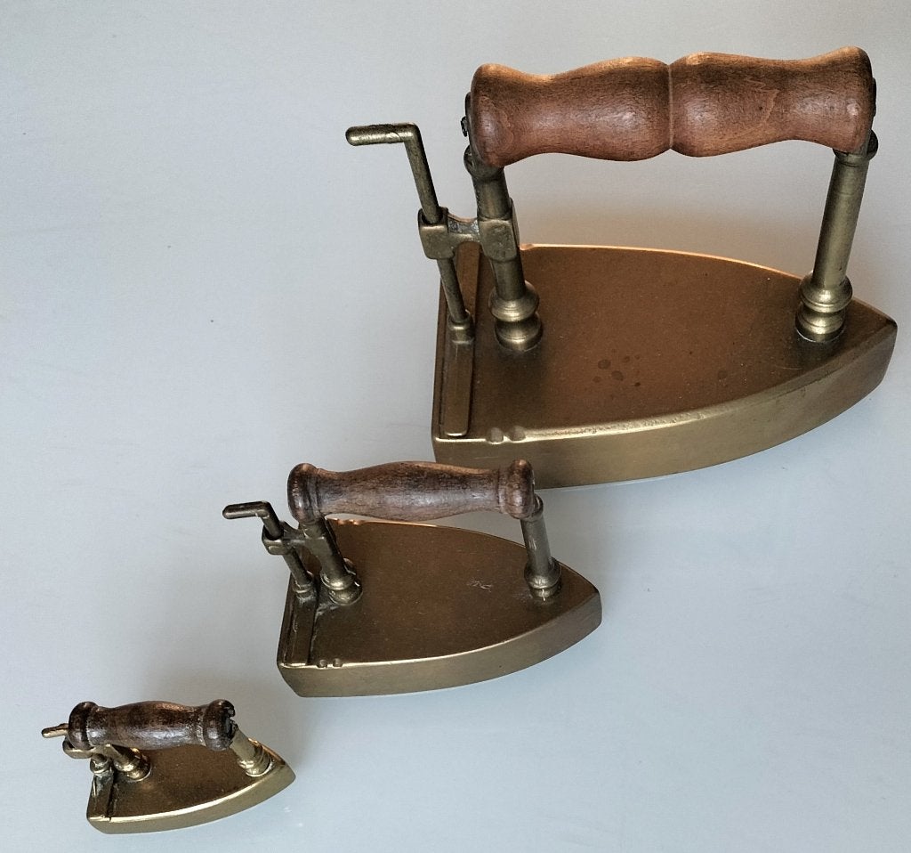 3 Antieke messing/koperen strijkbouten met houten handvat, Ophalen, Koper