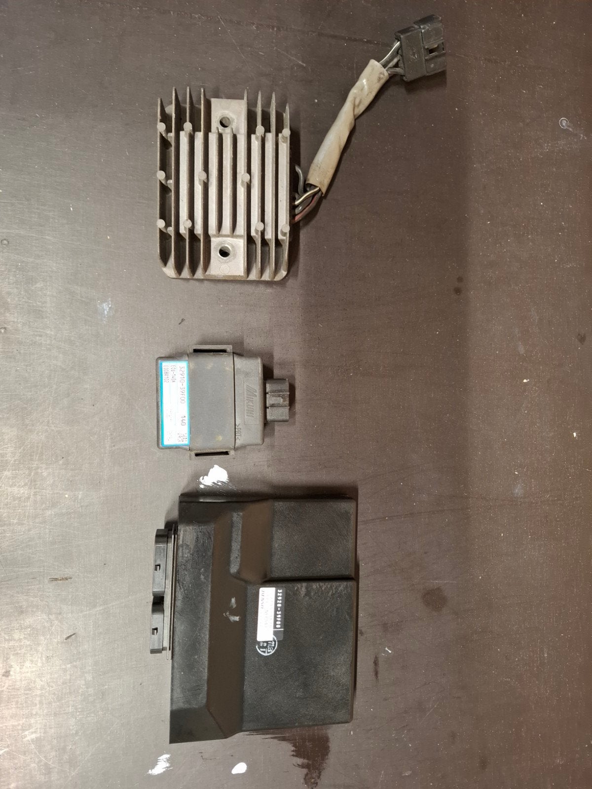 Suzuki gsxr 600 k1-2-3 cdi, ecu en spanningsregelaar, Ophalen