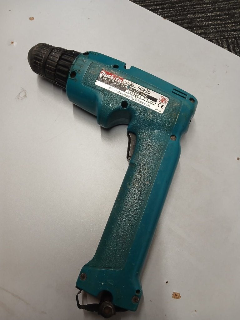 Makita 6095D Boormachine.    ZONDER ACCU, Doe-het-zelf en Verbouw, Gereedschap | Boormachines, Gebruikt, Variabele snelheid, Minder dan 400 watt