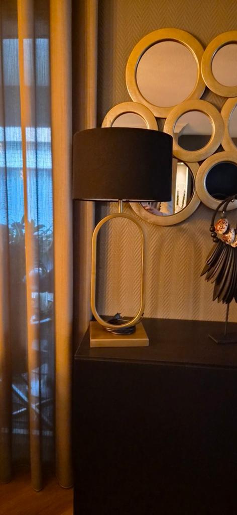 Moderne tafellamp met zwarte kap en gouden voet, Ophalen, Gebruikt, 50 tot 75 cm, Stof