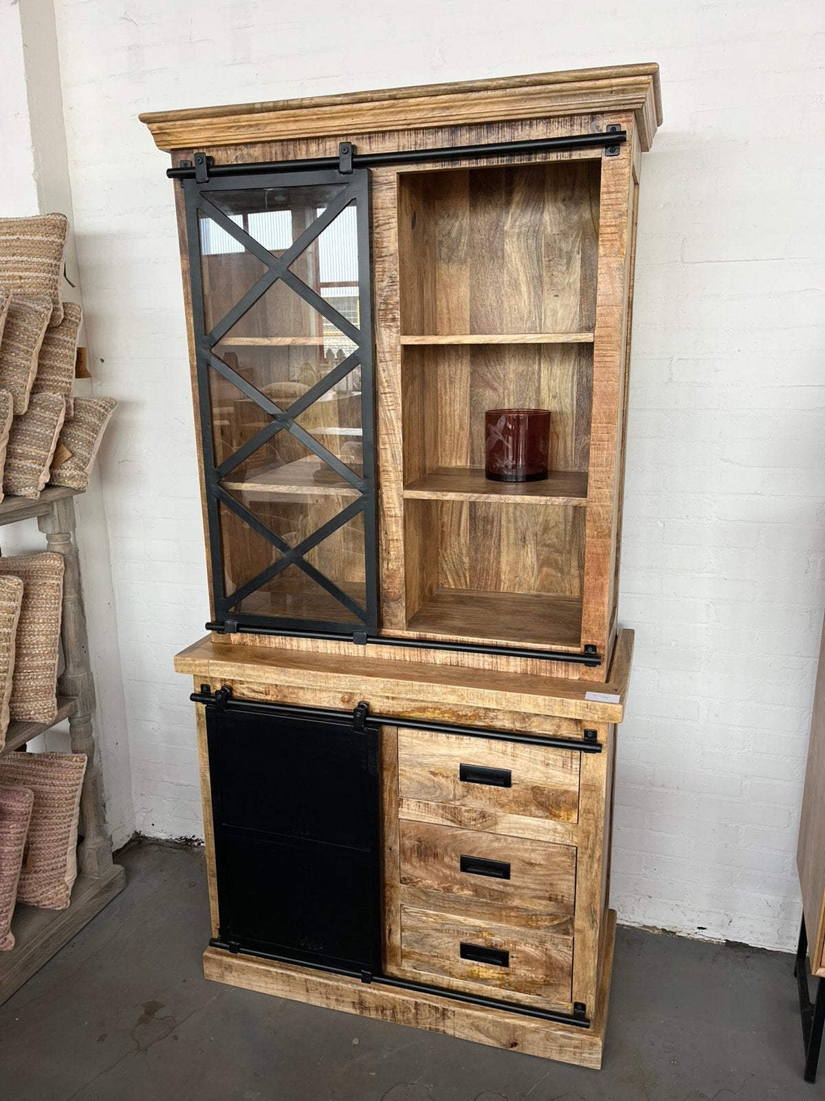 Magazijn leegverkoop Vitrinekast Lotte mangohout metaal zwar, Hout, Nieuw, Ophalen of Verzenden, Info@wkhome.nl