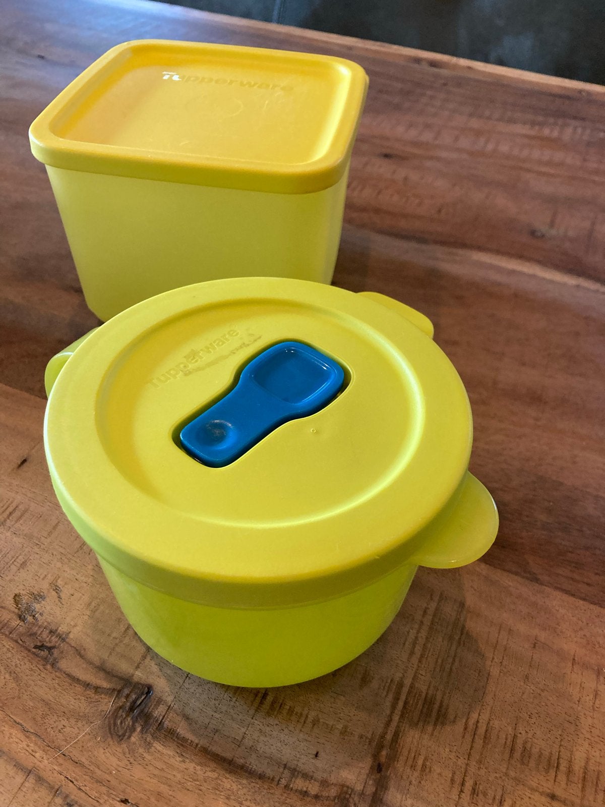 Tupperware set: 1L bakje en magnetron soepkom, Gebruikt, Bewaardoos, Geel, Ophalen of Verzenden