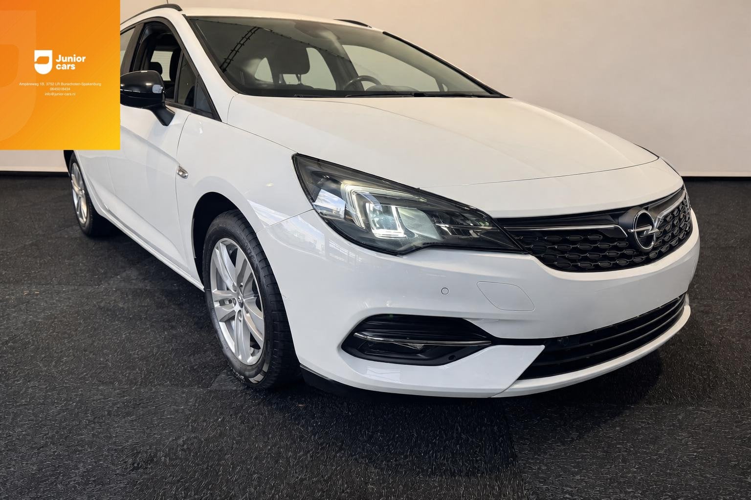 Opel Astra Sports Tourer 1.2 Edition Export only, Auto's, Stof, Gebruikt, 1199 cc, Wit