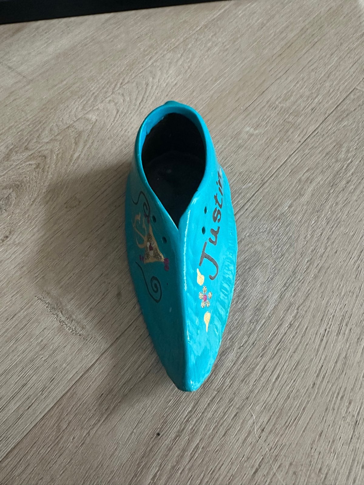 Decoratieve schoen met naam 'Justin', Antiek en Kunst, Antiek | Keramiek en Aardewerk, Ophalen of Verzenden