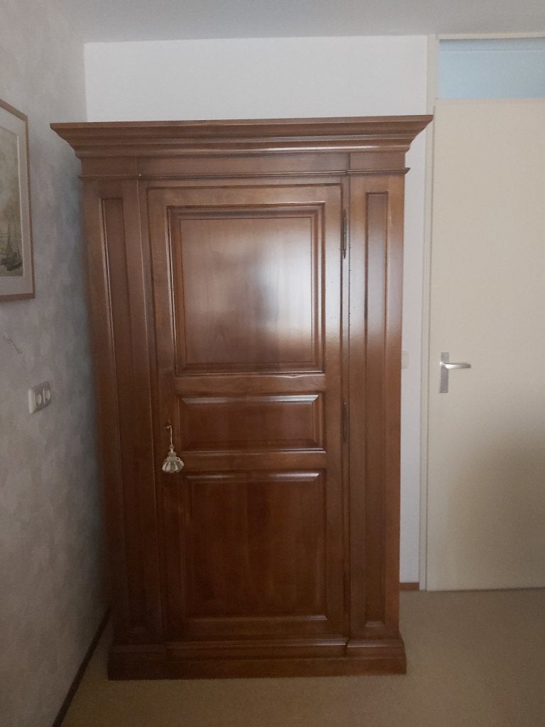 Kersenhouten kast, Ophalen