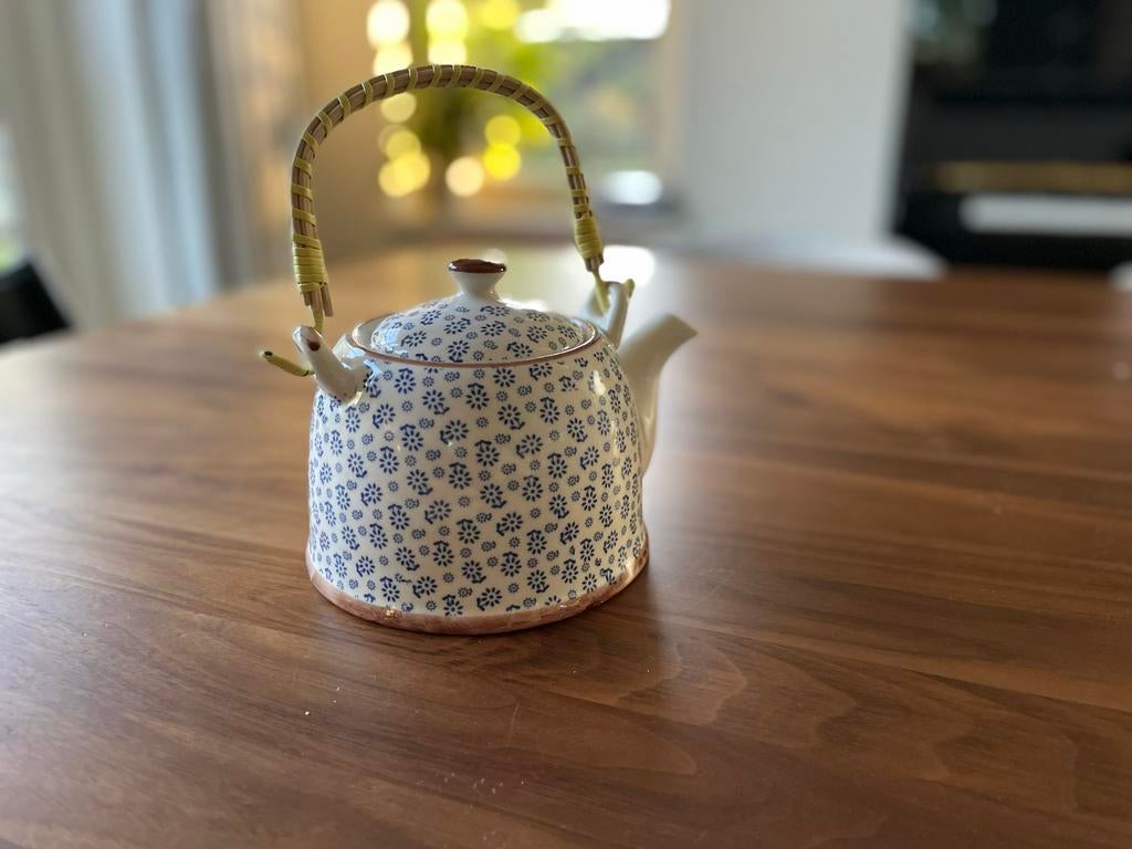Mooie theepot met bamboe handvat en filter, Theepot/fluitketel, Ophalen of Verzenden, Zo goed als nieuw, Steen/keramiek