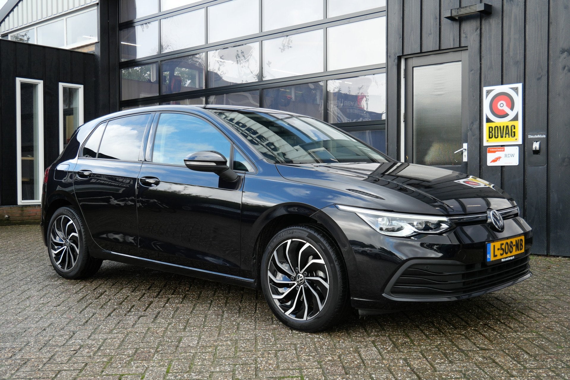 Volkswagen Golf 1.5 eTSI Life Business | NL-Auto | Massage |, Dealer onderhouden, 4 cilinders, Alcantara, Zwart
