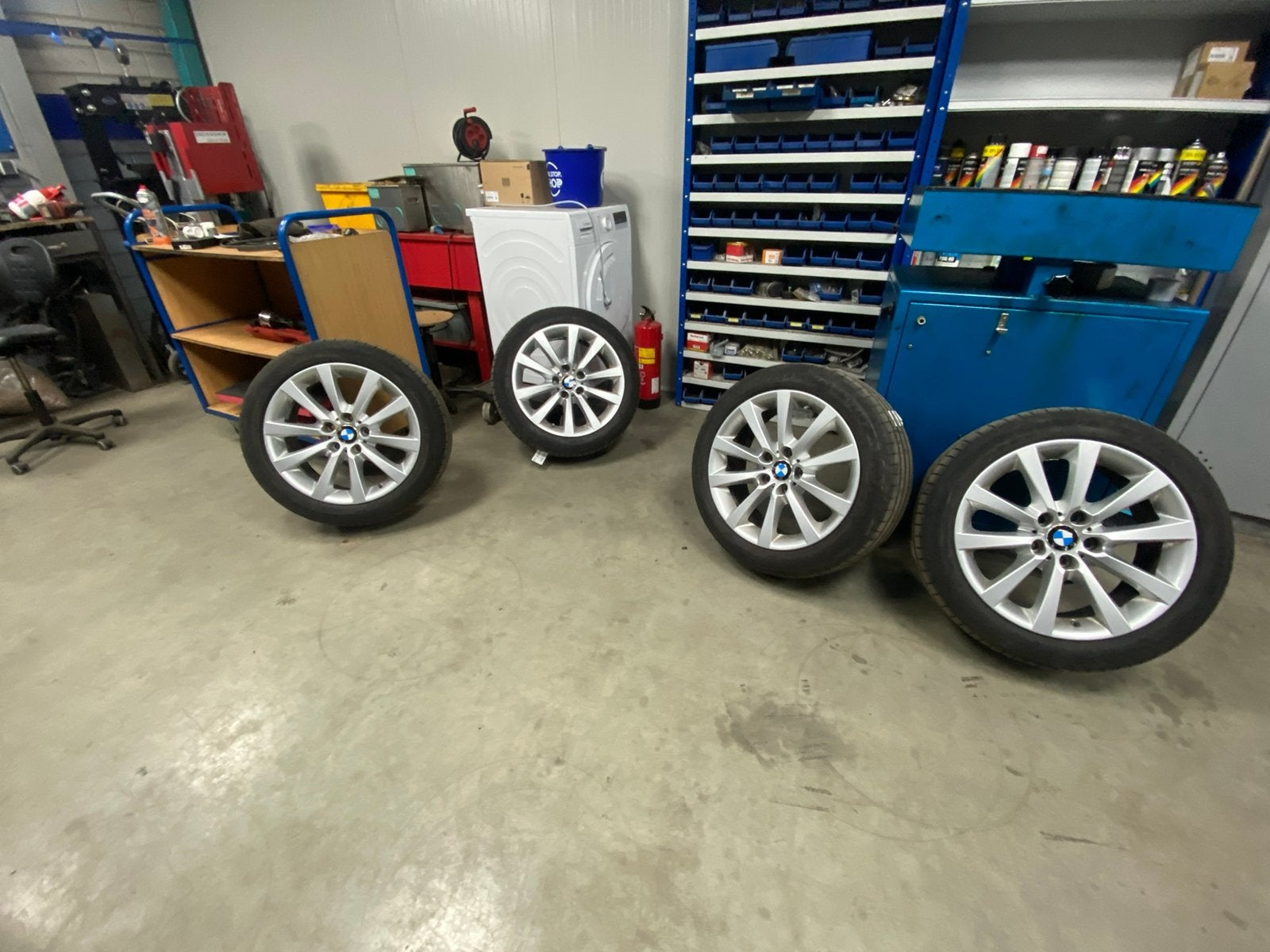 BMW velgen 18 inch met zomerbanden. Komen van BMW F11, Auto-onderdelen, Banden en Velgen, 18 inch, Velg(en), Ophalen of Verzenden