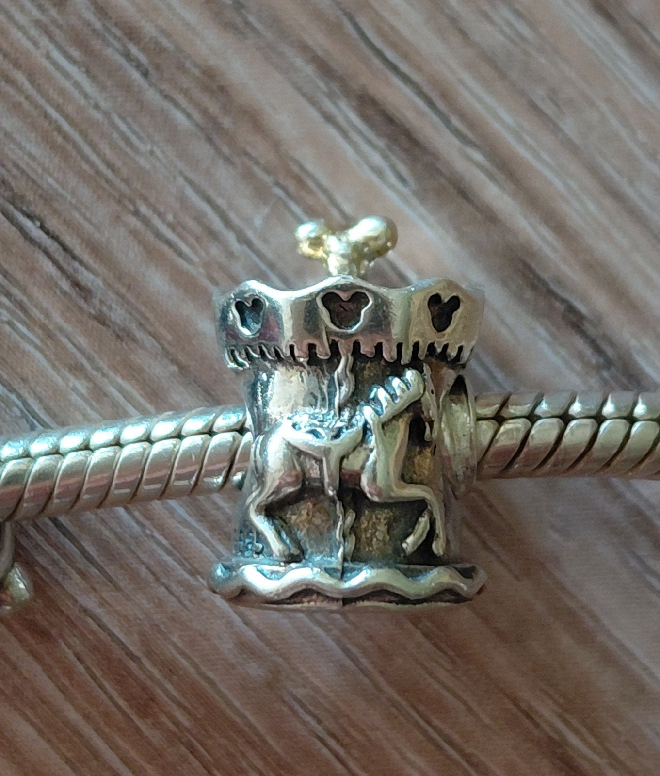Pandora bedel Disney carrousel Mickey  met goud, Pandora, Ophalen of Verzenden, Zo goed als nieuw, 1 bedel