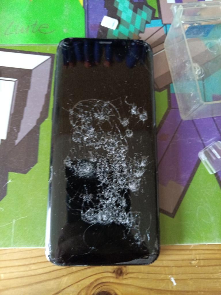 Defecte telefoon met kapot scherm en achterkant, Ophalen of Verzenden