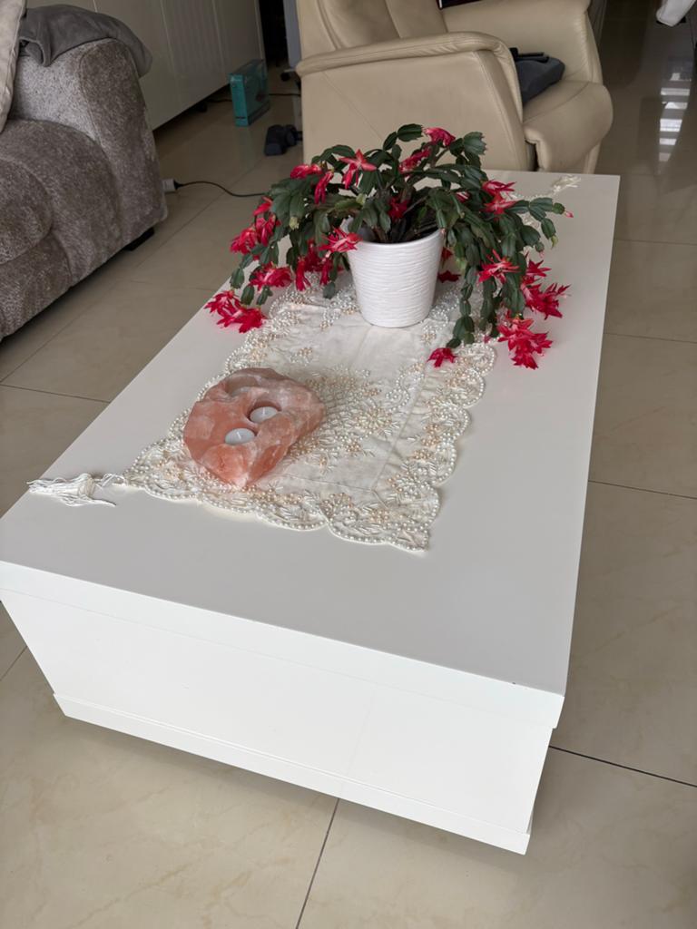 Hoogglans witte salontafel met lade - 139x69x40 cm, Huis en Inrichting, Ophalen, 50 tot 100 cm, 100 tot 150 cm, Zo goed als nieuw