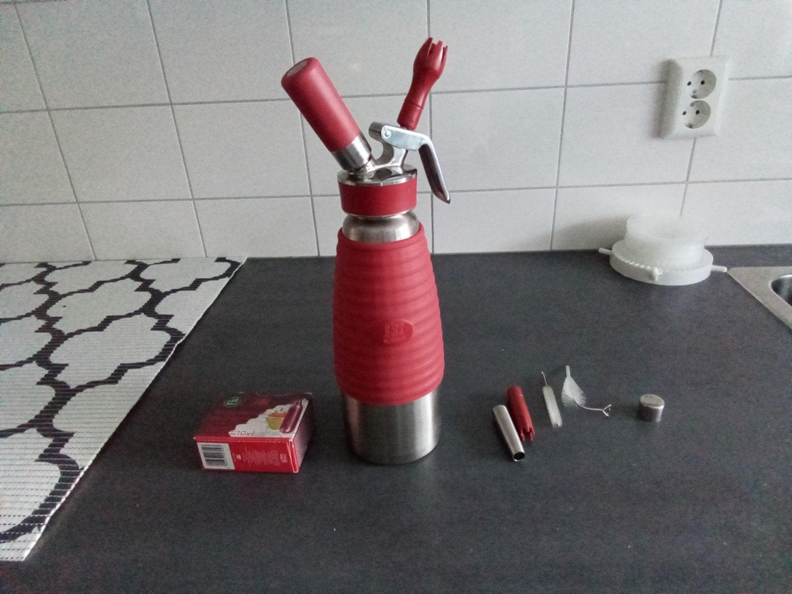 iSi slagroomspuit 1L rood - Zo goed als nieuw, Overige typen, Ophalen of Verzenden, Zo goed als nieuw, Metaal