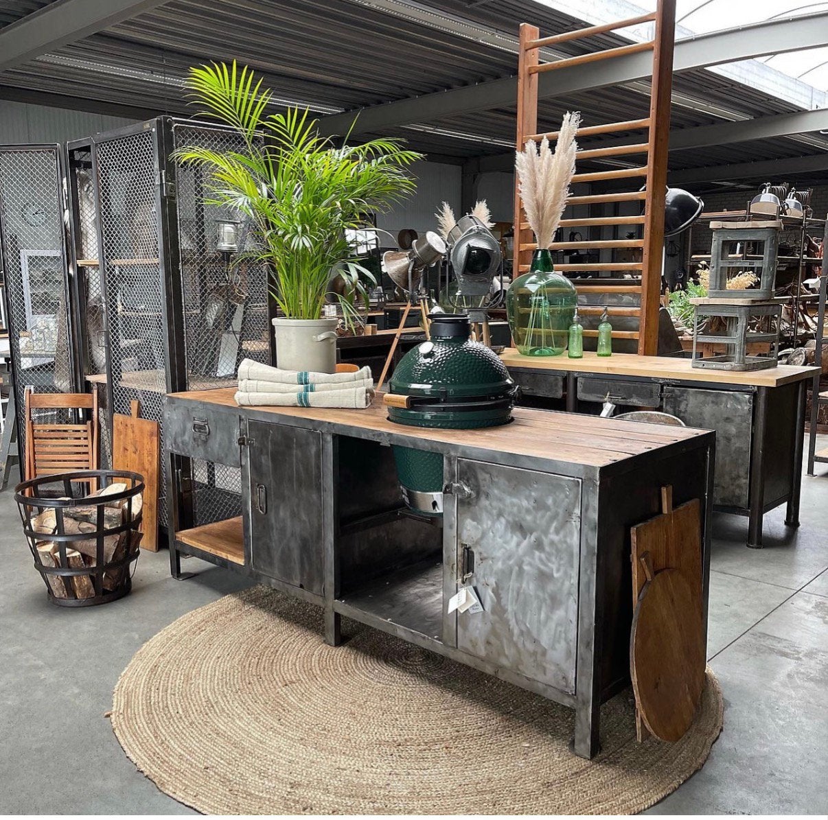 Industriële buitenkeuken, oude werkbank, Big Green Egg, Ophalen, Zo goed als nieuw, Houtskool