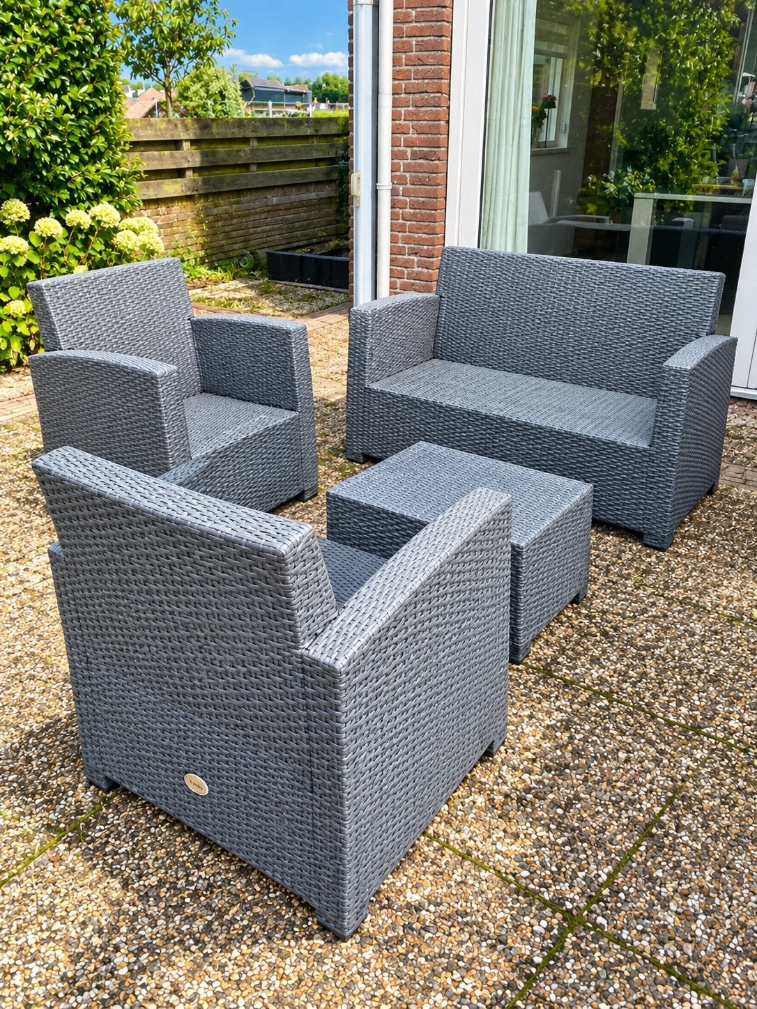 Complete zwarte wicker loungeset met 2 stoelen en bank