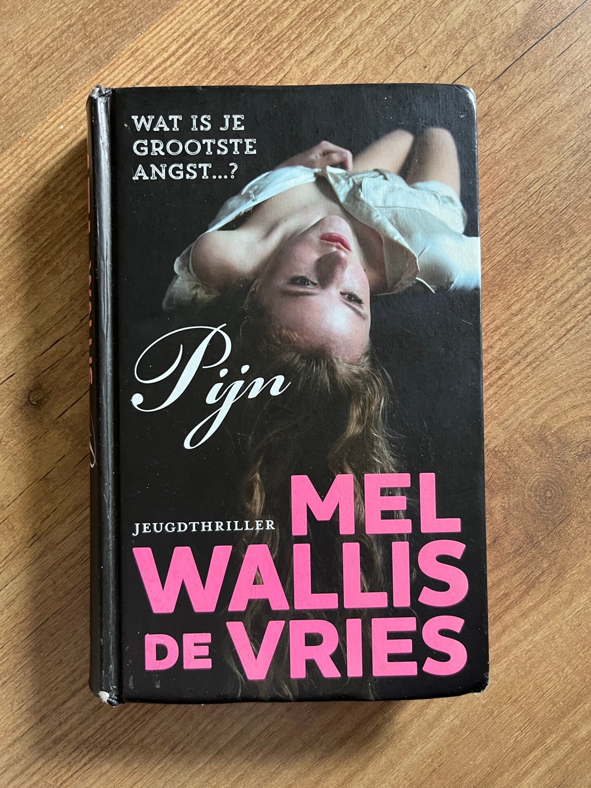 Pijn - Mel Wallis de Vries (Jeugdthriller), Ophalen of Verzenden, Gelezen, Nederland