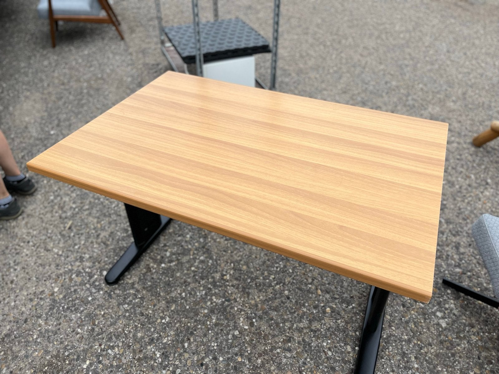 Bureau met houten blad en metalen poten, Ophalen, Gebruikt
