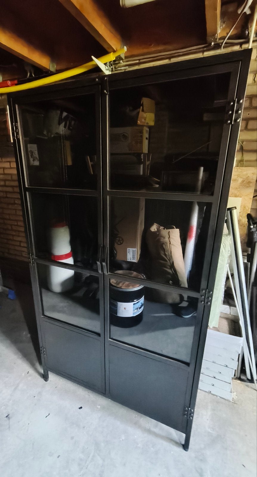 Zwarte metalen vitrinekast met glazen deuren, Huis en Inrichting, Kasten | Vitrinekasten, Ophalen, Industrieel, Modern, 50 tot 100 cm