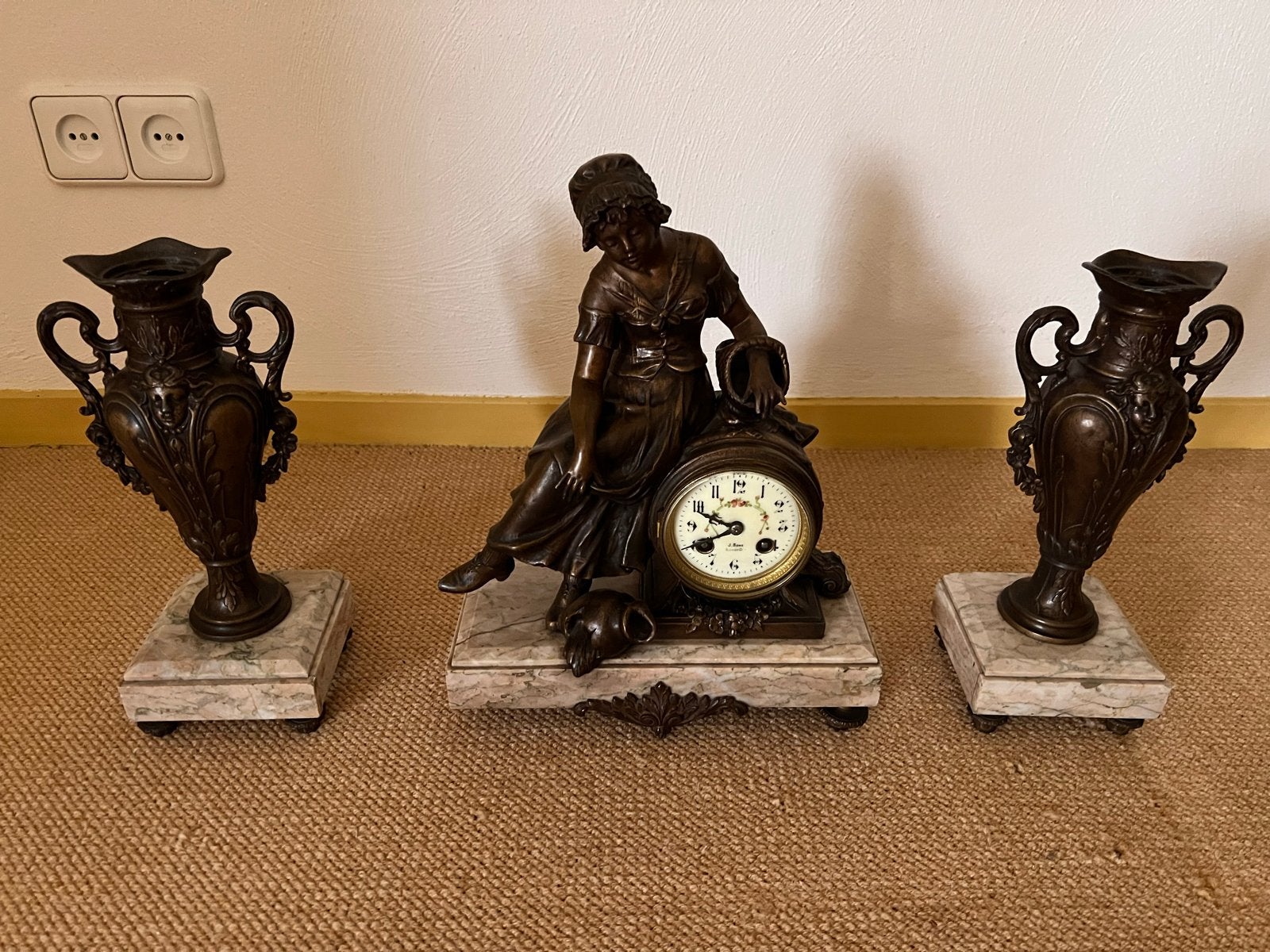 Antieke bronzen klok met vazen op marmeren sokkel, Ophalen of Verzenden