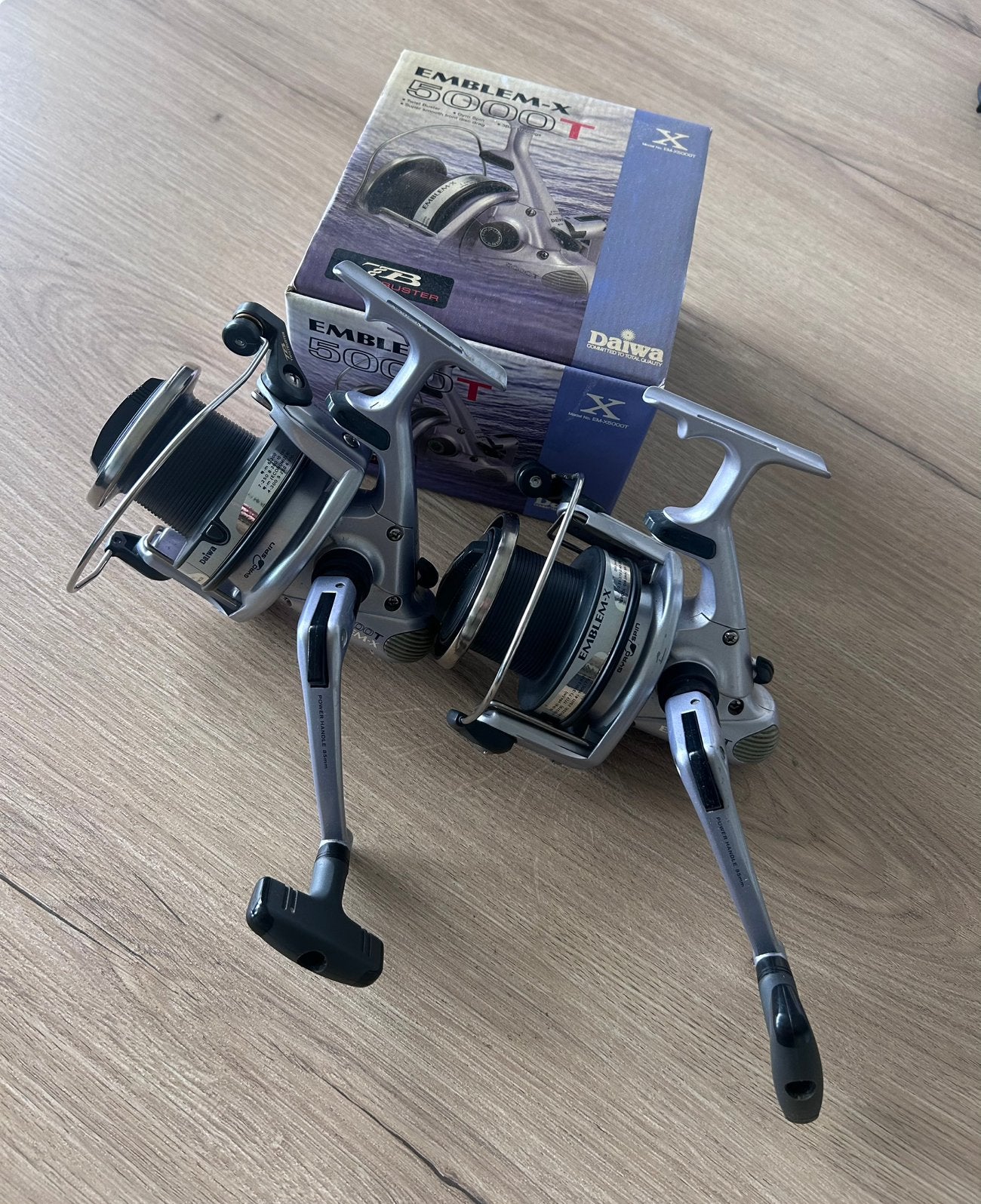 2x Daiwa Emblem X 5000 T, Watersport en Boten, Ophalen of Verzenden, Zo goed als nieuw, Molen