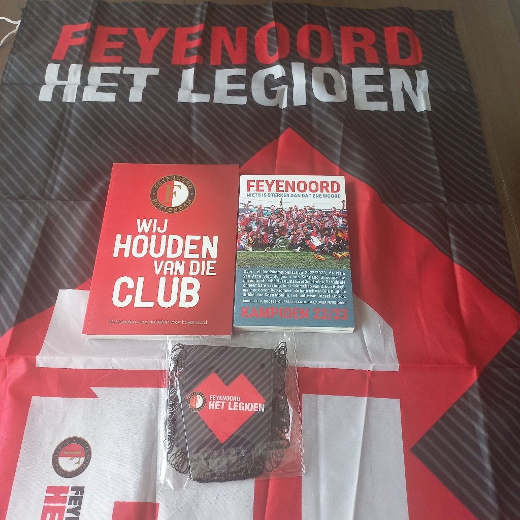 2 boeken over Feyenoord met legioen spandoek en een vaantje, Boeken, Ophalen, Zo goed als nieuw, Balsport