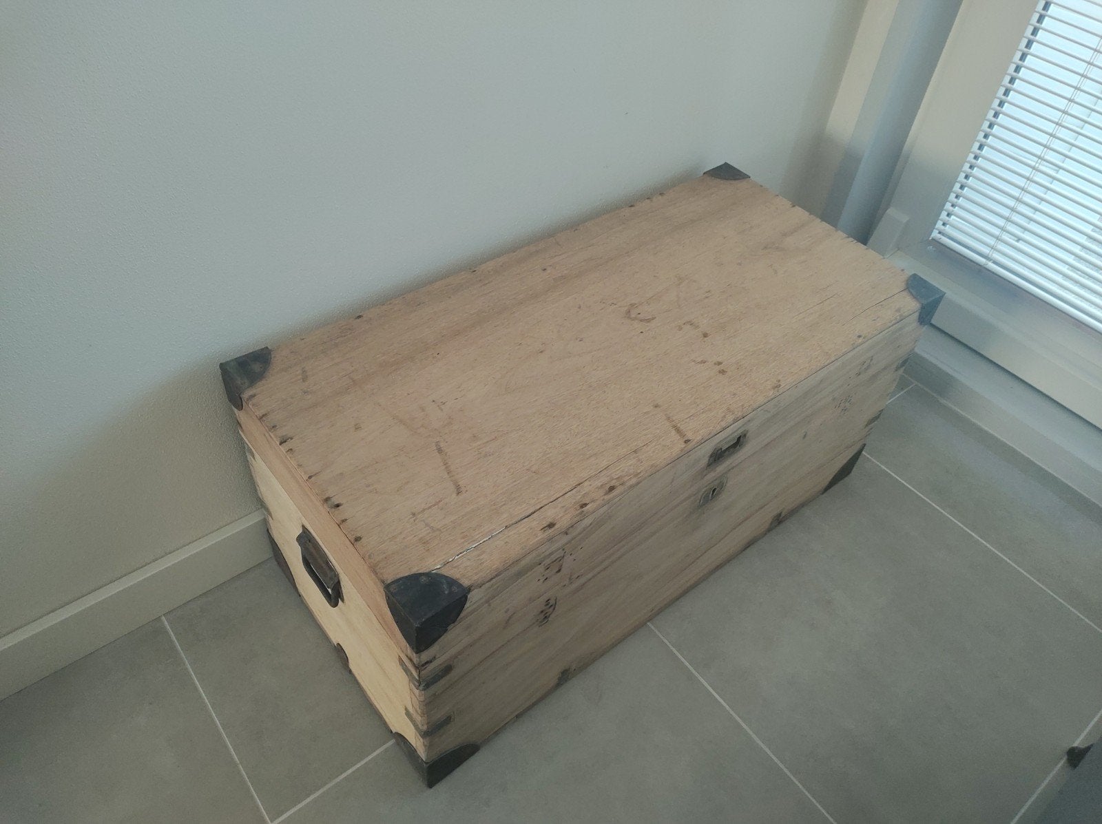 Houten kist 94x44x44 cm met beslag, Overige houtsoorten, 50 – 75, Minder dan 50 cm, Gebruikt
