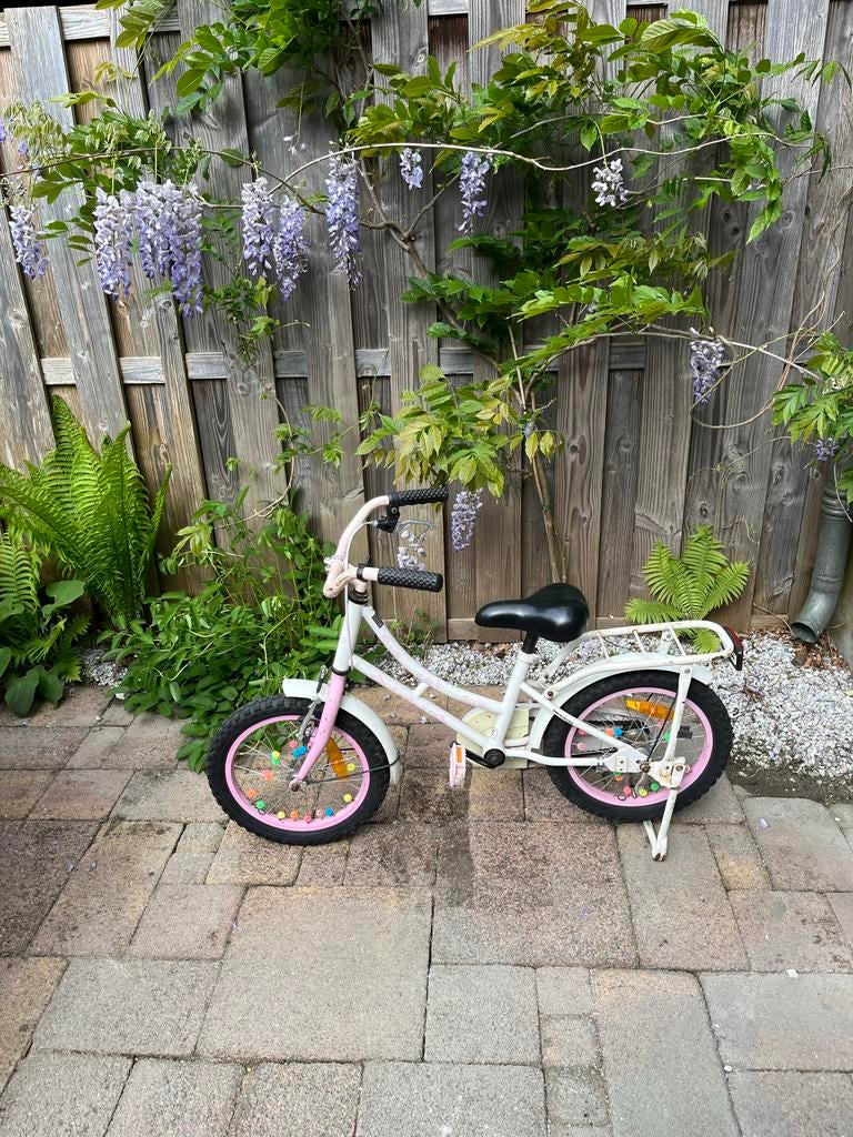 Leuke meisjesfiets - Wit met roze accenten, Fietsen en Brommers, Fietsen | Kinderfietsjes, Ophalen, Gebruikt, Terugtraprem, 16 tot 20 inch