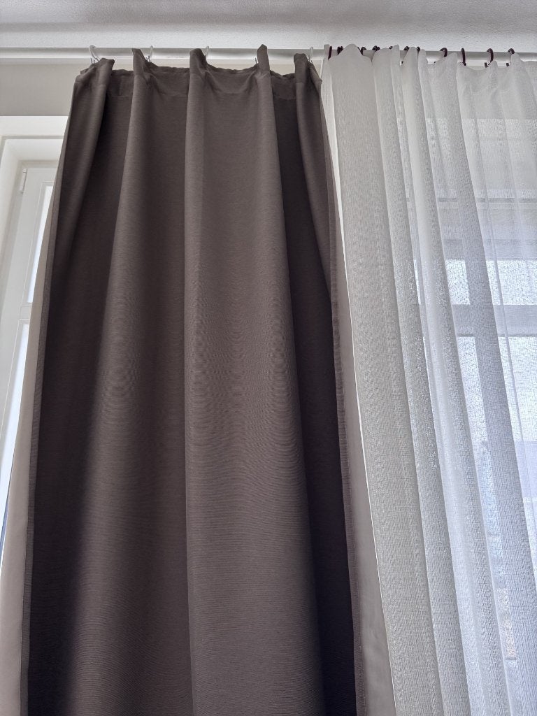 IKEA VILBORG verduisterende gordijnen – donkergrijs-beige, Ophalen, 300 cm, Verduisterend, Beige