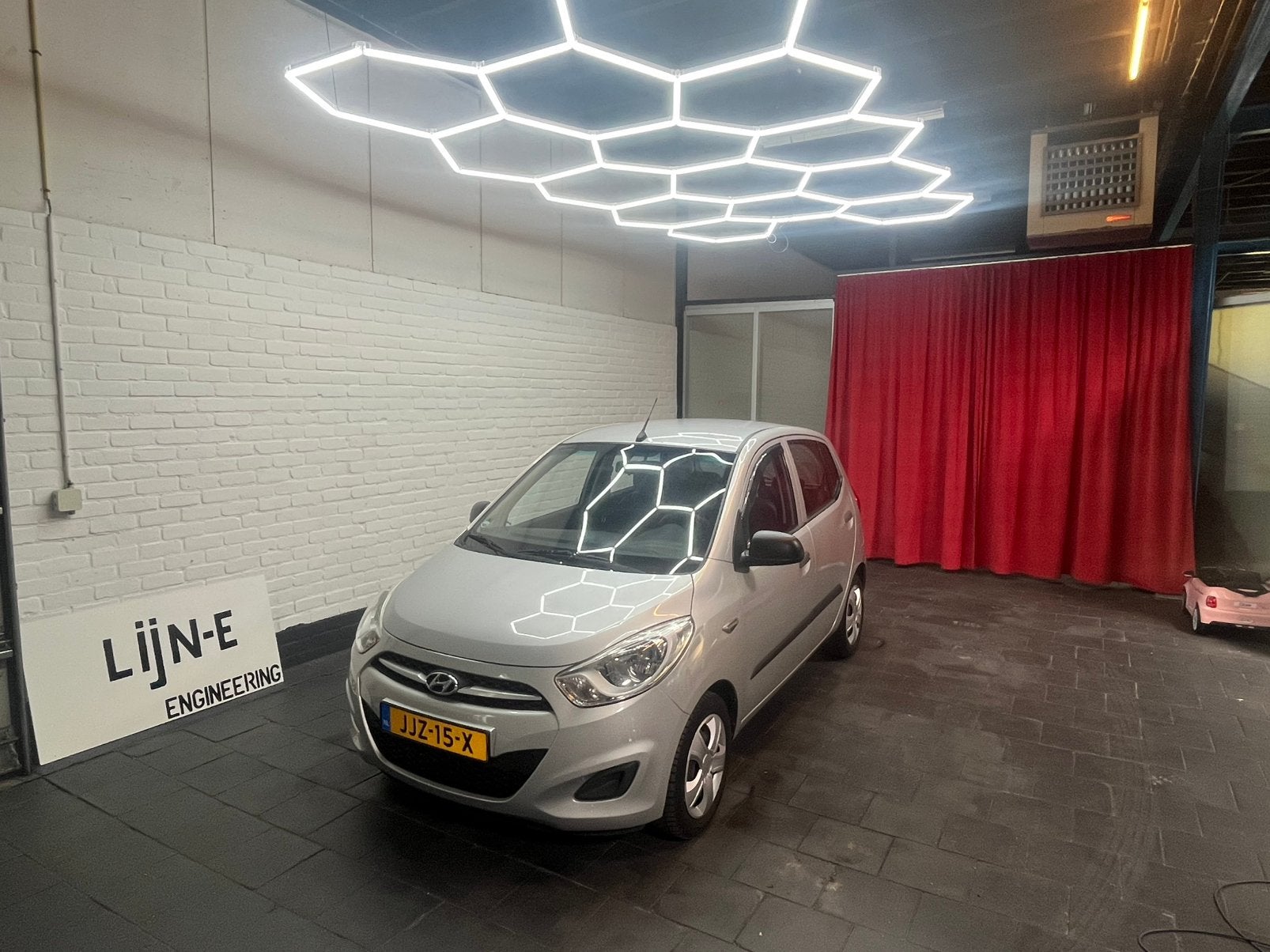 Hyundai i10 1.1I 5DR AUT 2013 Grijs, Auto's, Hyundai, Euro 5, Stof, Zwart, 4 cilinders
