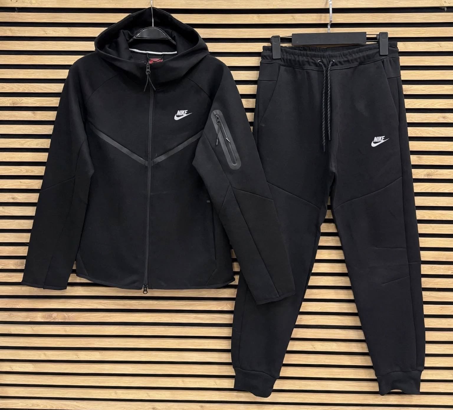 Nike Tech Fleece Trainingspak  - quilted, Ophalen of Verzenden, Zo goed als nieuw, Maat 56/58 (XL), Zwart