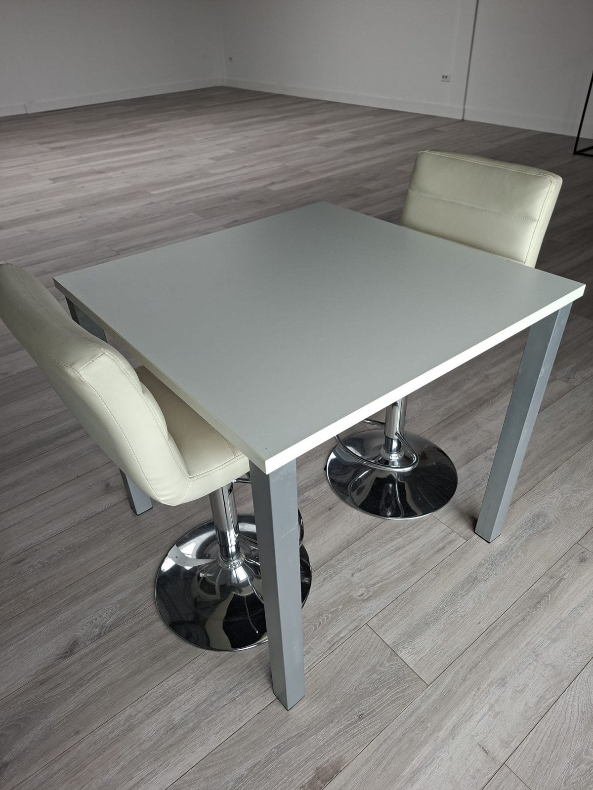 tafel 80x80 cm wit blad grijze metalen poten, Ophalen, Strak, Gebruikt, 50 tot 100 cm