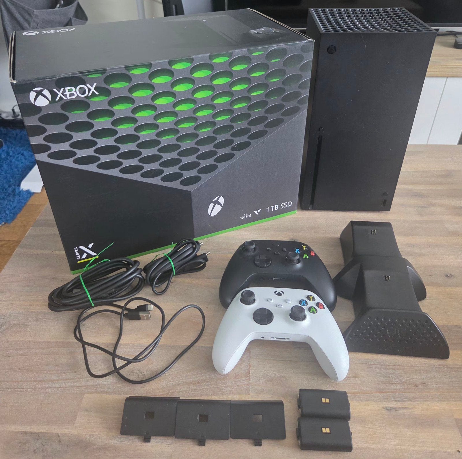 Xbox Series X 1 TB SSD + 2 controllers + Venom charger, Ophalen, Zo goed als nieuw, Xbox Series X