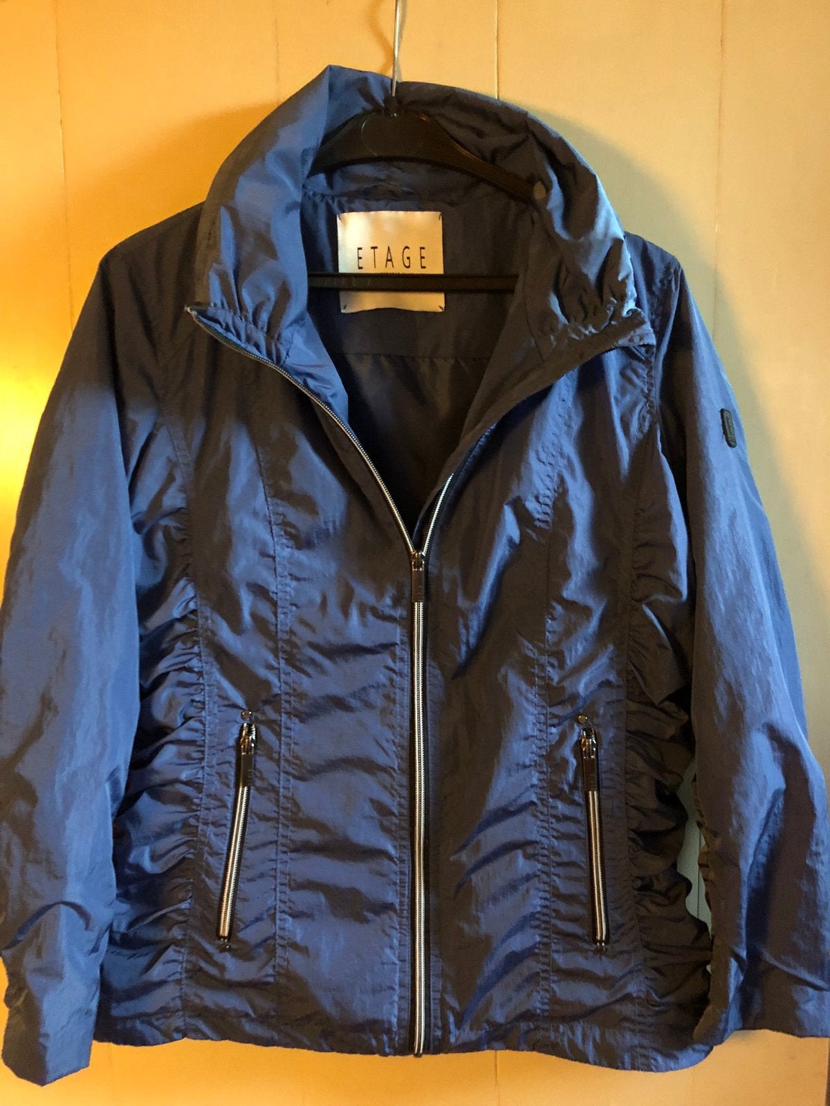 Z.g.a.n. outdoorjack/windjack. Merk: ETAGE (Deens), mt. 36., Ophalen of Verzenden, Zo goed als nieuw, Maat 36 (S), Blauw