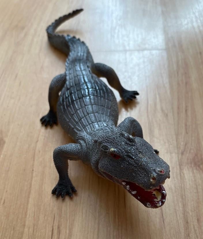 Plastic krokodil, Ophalen, Zo goed als nieuw